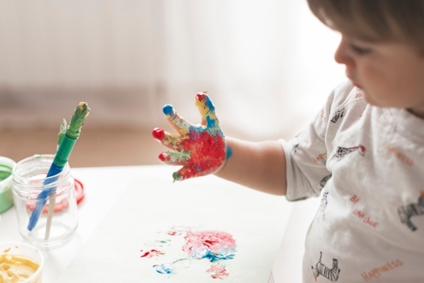 enfant qui peint avec ses mains